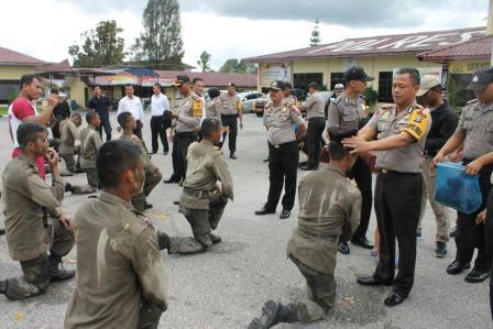 Kapolres Dairi Tutup Bintra Dengan Mandi Bunga Kepada 19 Bintara 